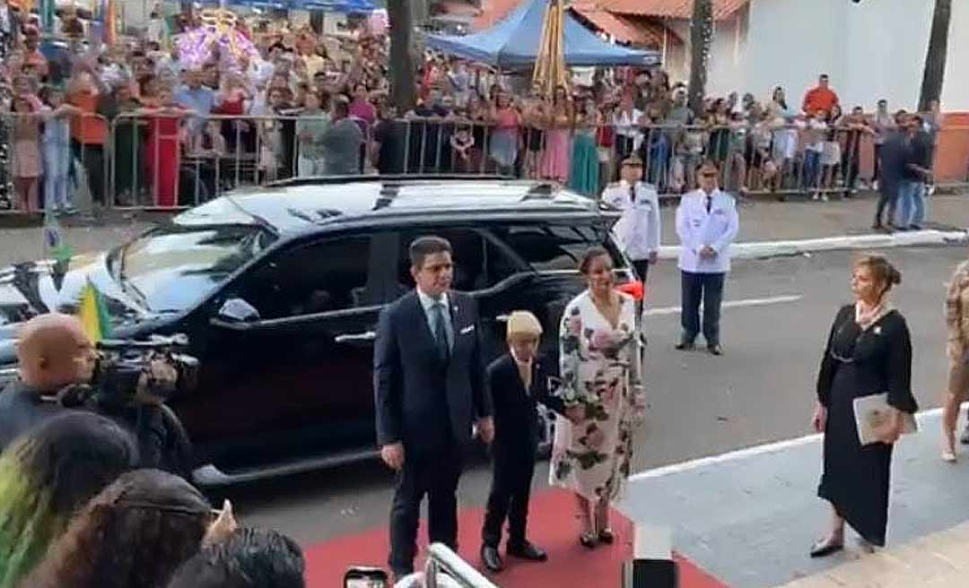 Gladson chega na Aleac aplaudido pelo público e cumprimenta servidores da Casa