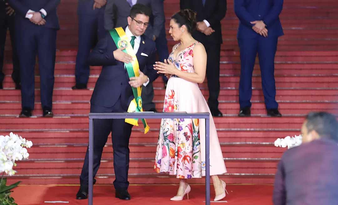 Já com a faixa de governador, Gladson Cameli aparece na sacada do Palácio sob foguetório 