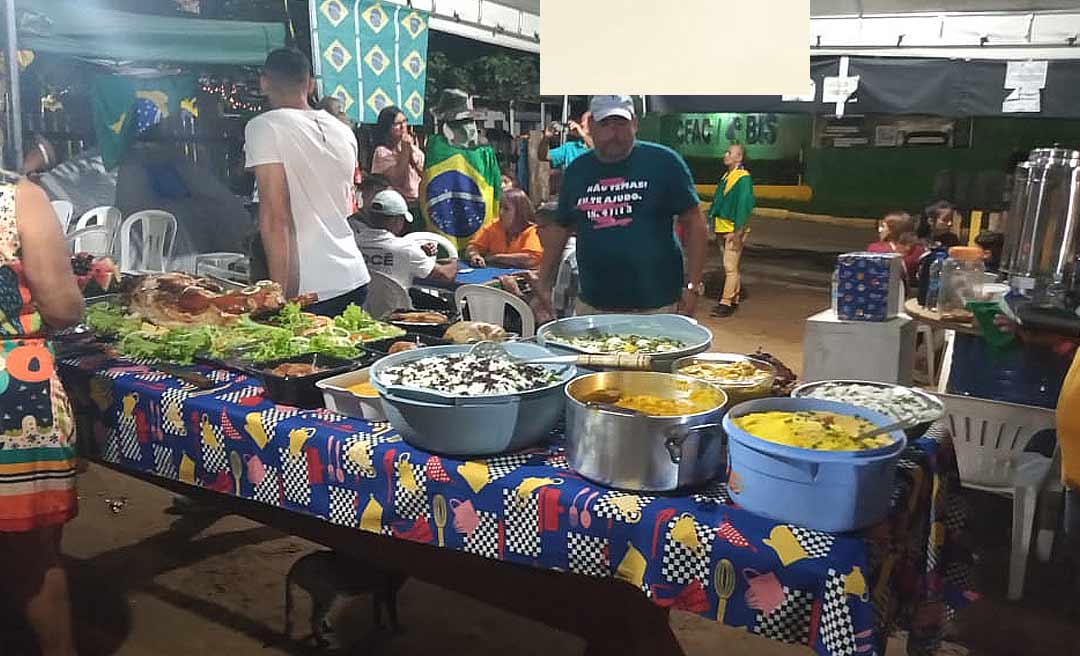 Bolsonaristas passam o réveillon em frente ao 4º BIS orando contra o comunismo e fazem ceia em acampamento