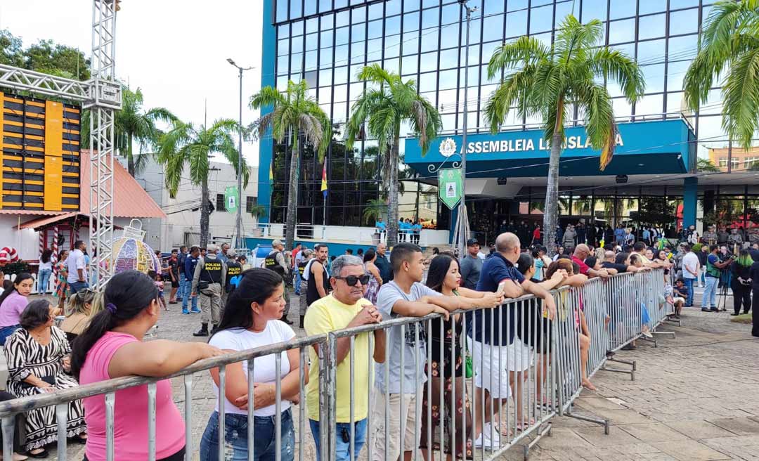Populares começam a se aglomerar na frente do Palácio Rio Branco para a posse de Cameli