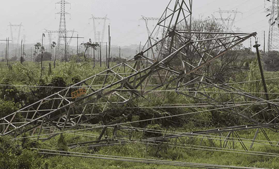 Duas torres de transmissão de energia são derrubadas com trator no Estado de Rondônia