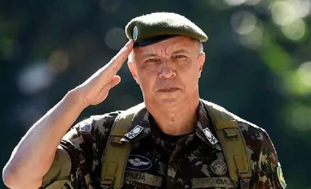 Lula demite comandante do exército e nomeia novo general ao cargo