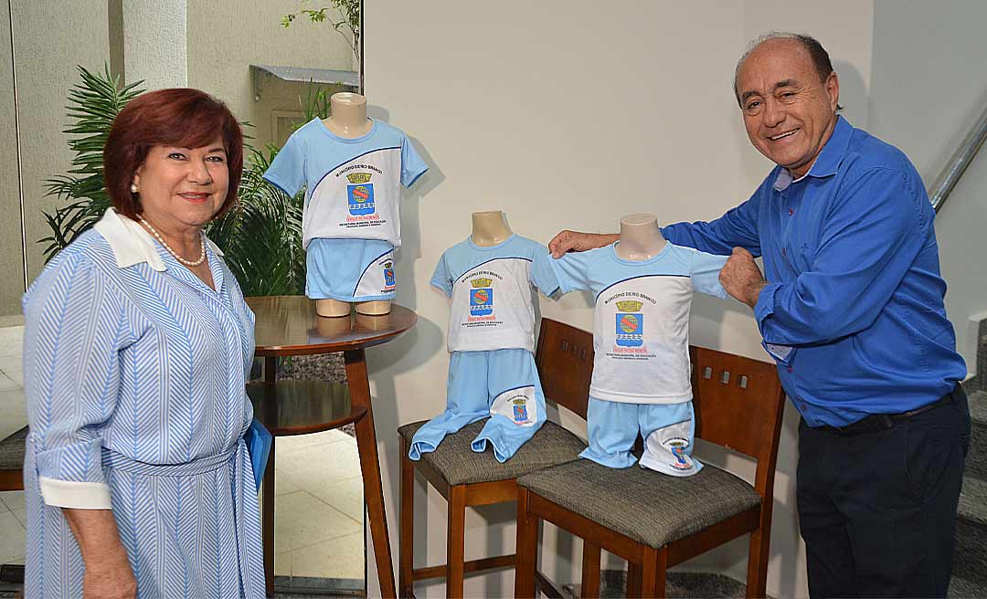 Alunos da rede municipal de Rio Branco recebem kit fardamento da Secretaria de Educação