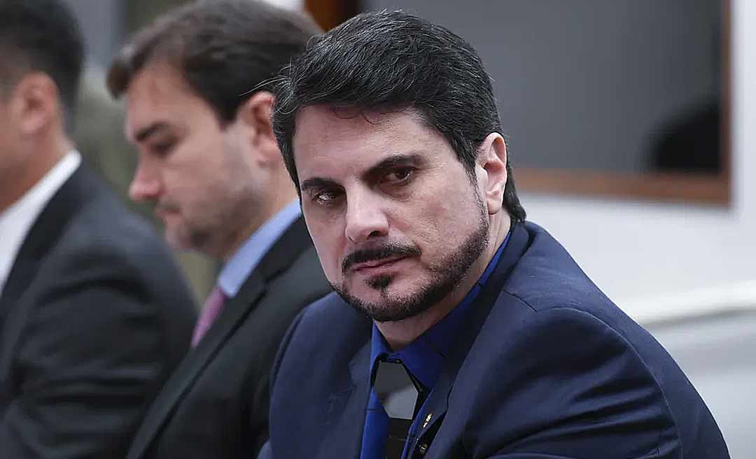 Marcos do Val diz que recebeu proposta golpista de Daniel Silveira, ao lado de Bolsonaro, e anuncia que renunciará ao mandato