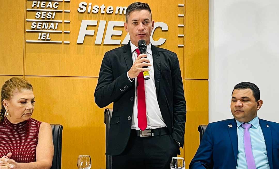 Raimundo Neném empossa novos vereadores de Rio Branco durante sessão solene