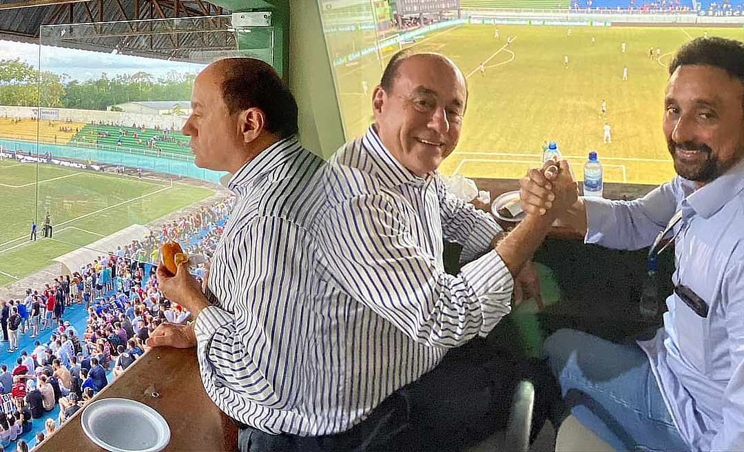 Após trenzinho com idosos, Bocalom assiste jogo no Florestão comendo quibe e posa para fotos com empresário