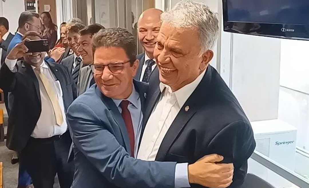 Em Brasília, Gladson e Petecão se reconciliam e não descartam aliança