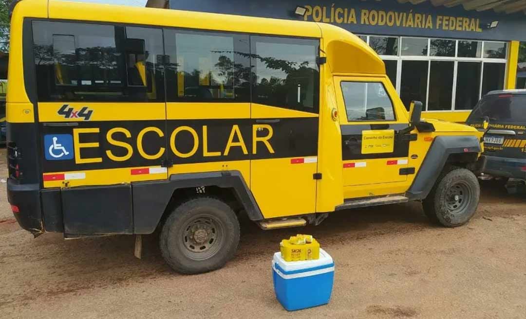 Em Plácido de Castro, motorista de ônibus escolar é preso por dirigir embriagado com latinha de cerveja na mão