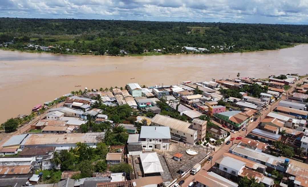 Após enchente atingir mais de 500 famílias, prefeitura de Boca do Acre decreta situação de emergência 