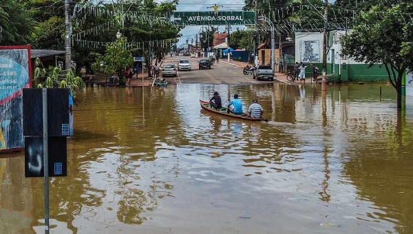 Em 12 horas, rio Acre baixou 19 centímetros e chegou a 17, 33 metros na noite desta terça