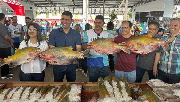 "Prefeitura aquecendo a economia”, diz Nicolau na abertura da Feira do Peixe no Juruá