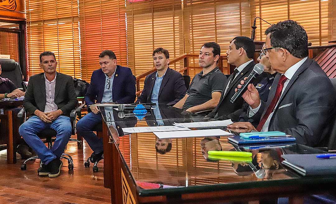 Apenas três deputados federais discutem situação da 364 na Aleac; nenhum senador compareceu