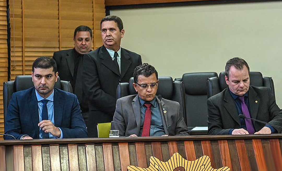 Reajuste geral de 20,32% para servidores públicos e criação de cargos efetivos são aprovados na Assembleia em sessão tensa