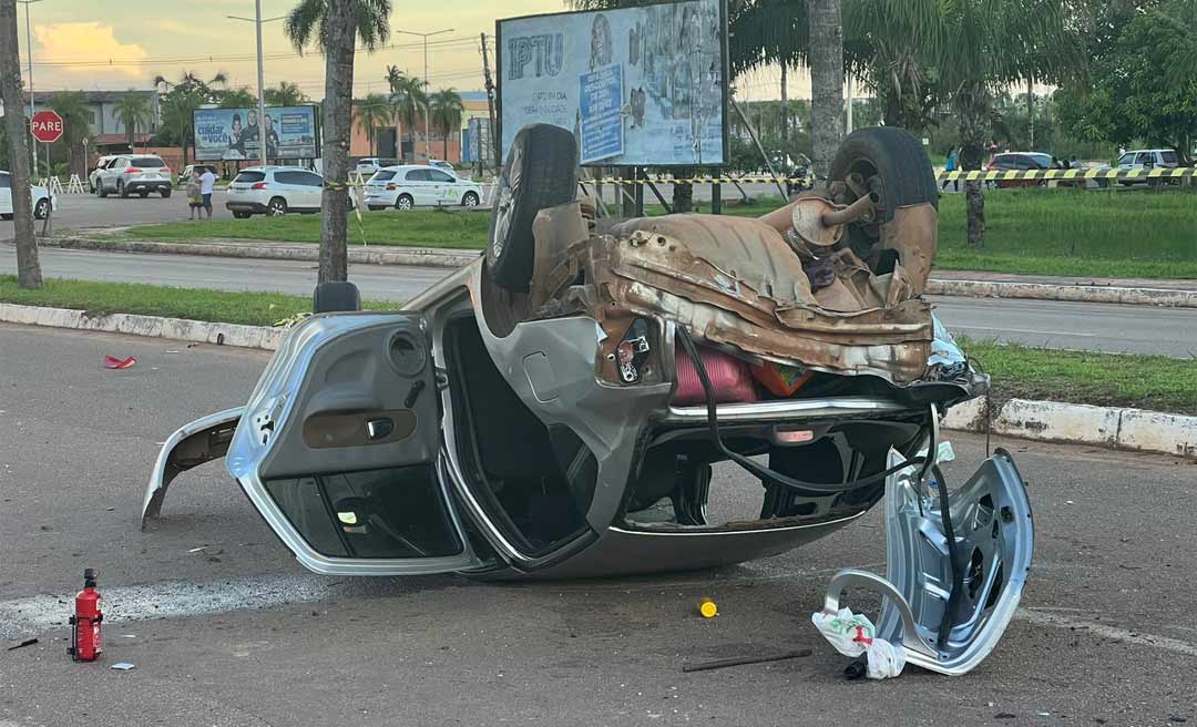 Motorista perde o controle e capota carro na Amadeo Barbosa; vítimas foram encaminhadas ao PS