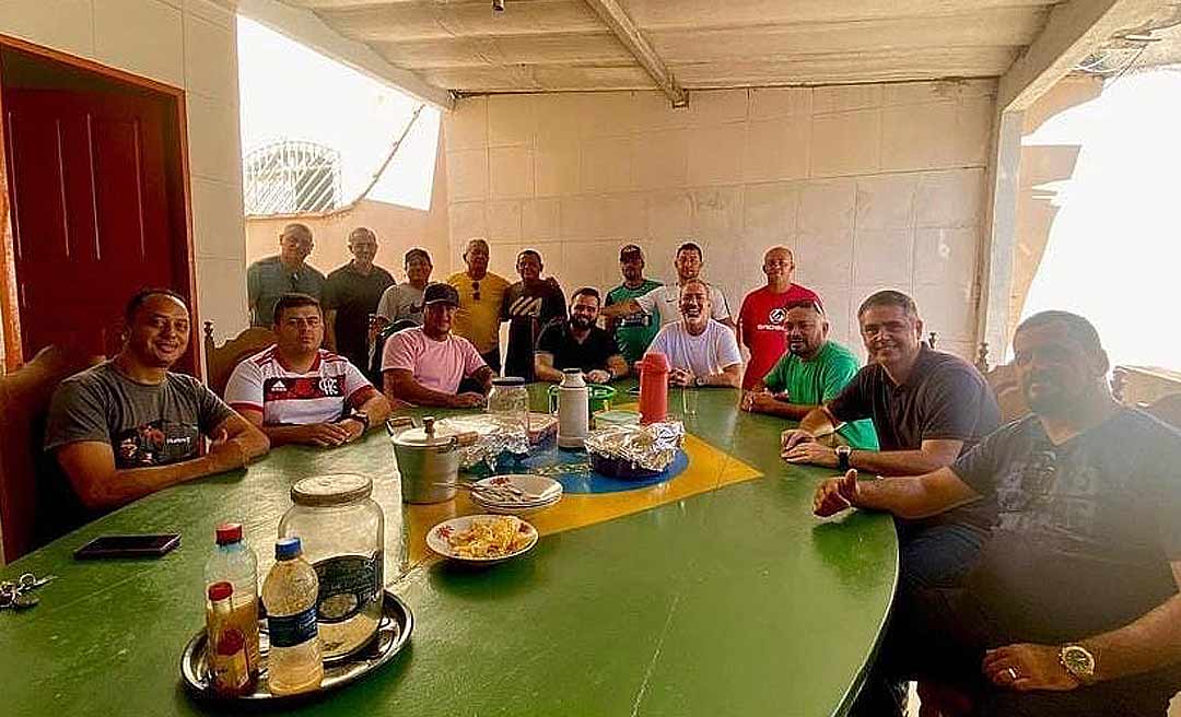 Enquanto não escolhe partido, Marcus Alexandre vai comendo pelas beiradas