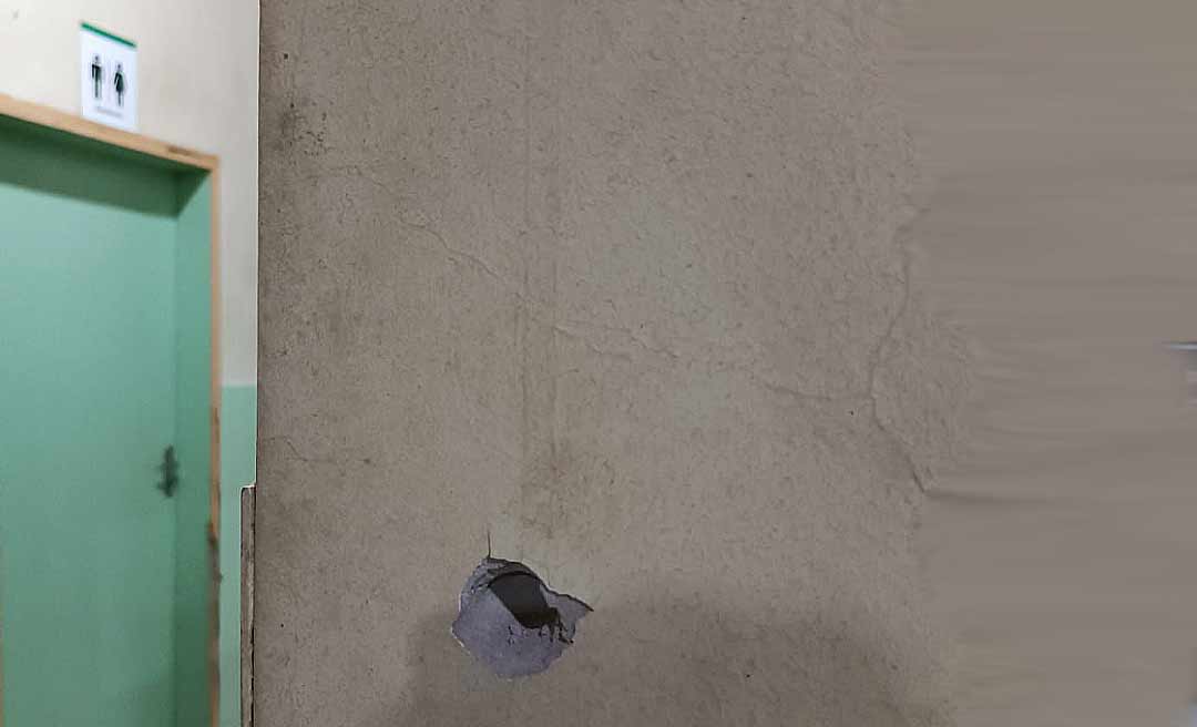 Pânico no hospital de Feijó: Encapuzados e armados, bandidos tentam invadir hospital, trocam tiros com seguranças e fogem