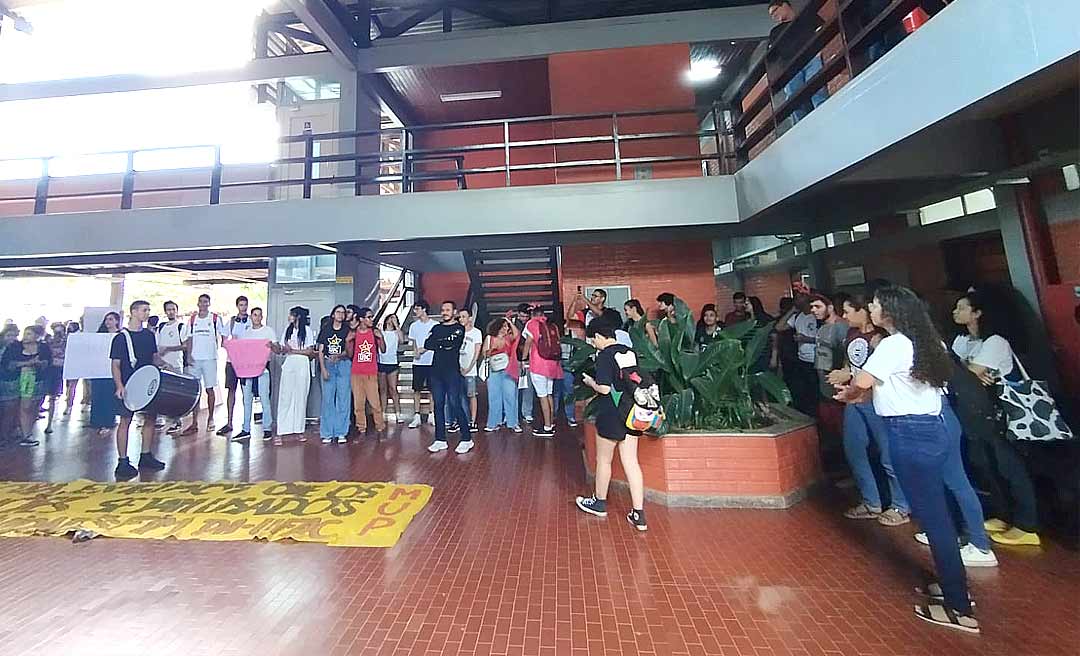 Alegando falta de transparência da reitoria, estudantes e servidores da Ufac realizam protesto