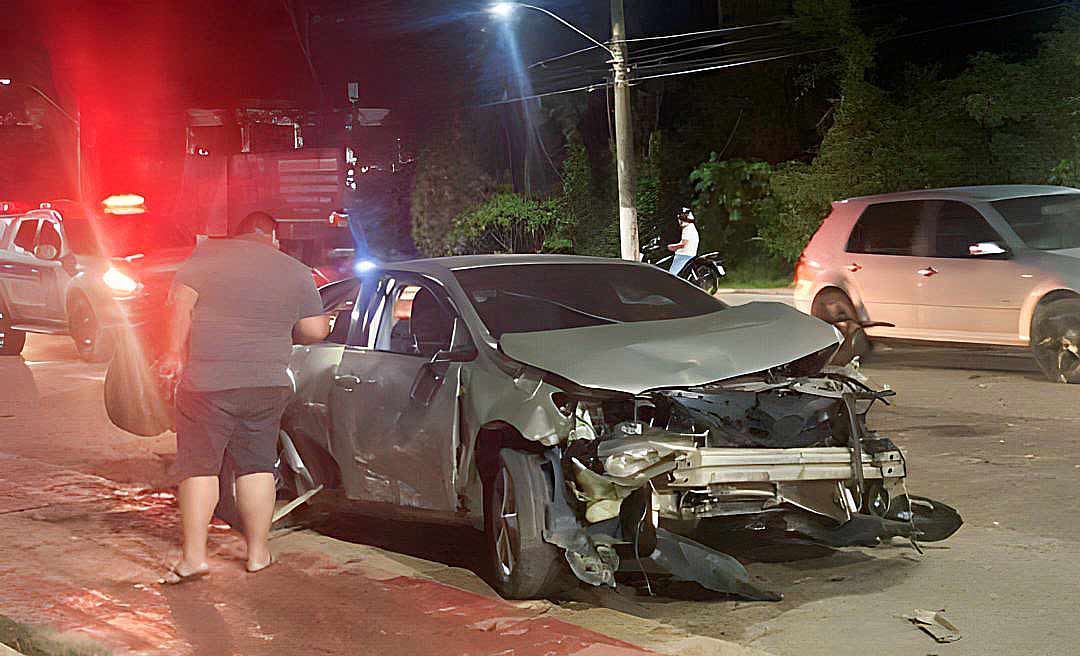 Carro é atingido duas vezes por outros veículos na Dias Martins e três pessoas ficam feridas