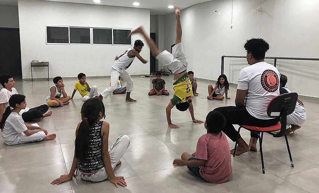 Aulas gratuitas de capoeira são ofertadas para crianças e adolescentes no Centro da Juventude
