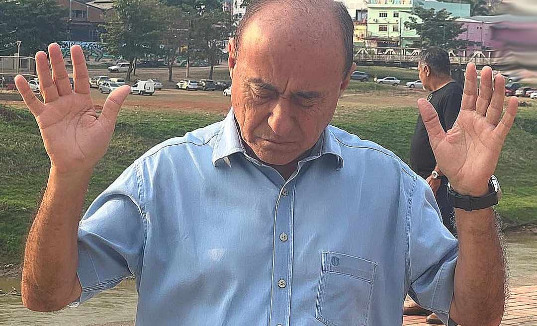 Bocalom ora com pastores na Gameleira em ato simbólico de entrega das chaves de Rio Branco a Jesus