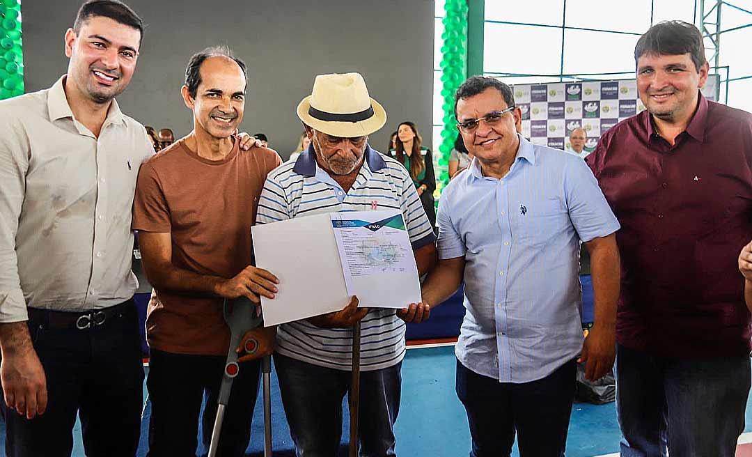 Gonzaga e Nicolau participam da entrega de 800 títulos definitivos em Cruzeiro do Sul