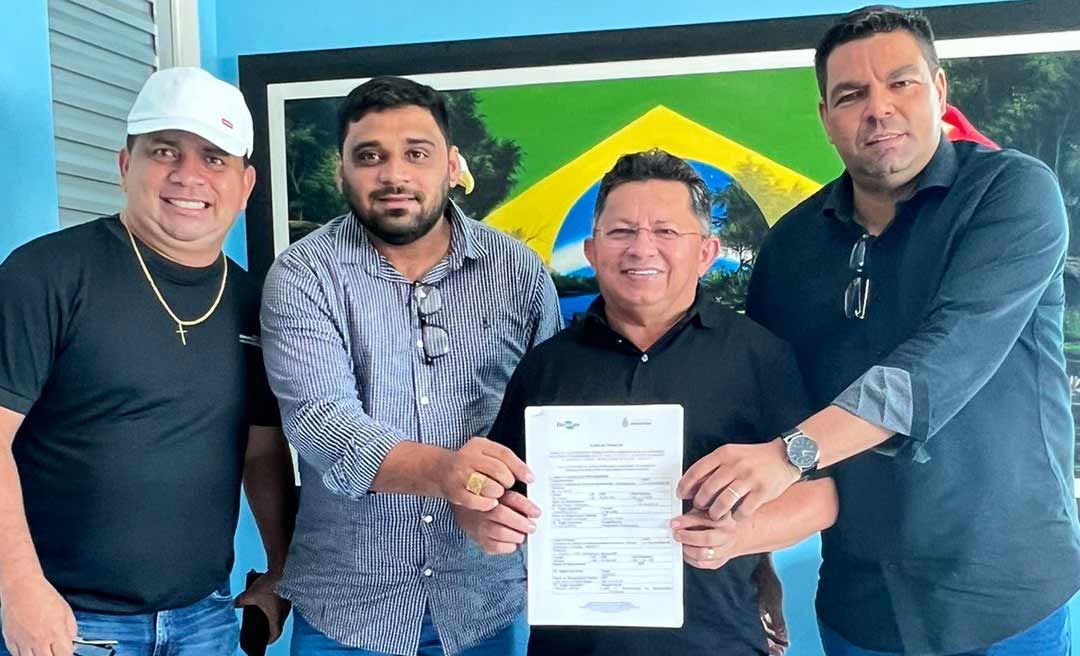 Omar Nunes entrega plano de trabalho do Zoneamento Ecológico Econômico do Amazonas para o Deputado Sinésio Campos