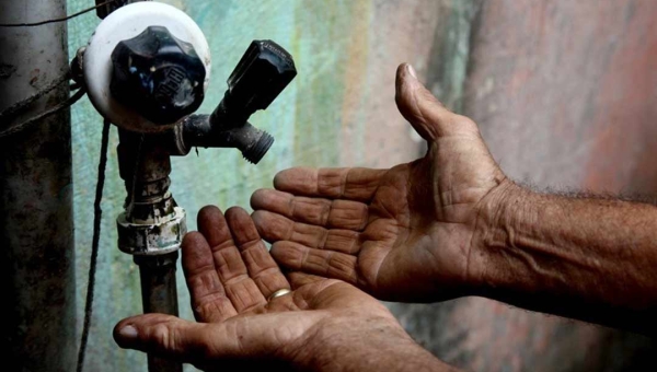 Rompimento em adutora deixa mais de 20 bairros sem água; saiba mais