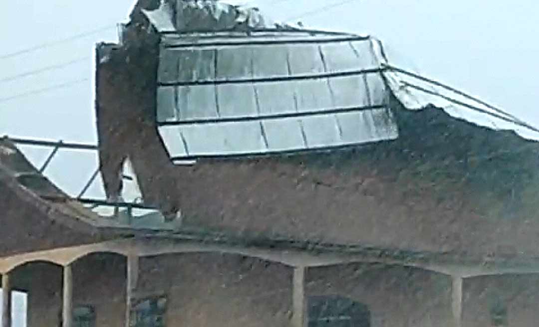 Forte temporal destelha casas e assusta Boca do Acre