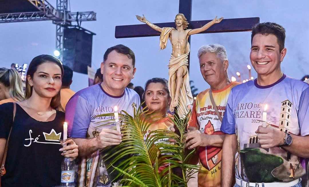 Com velas nas mãos, Gladson, Bocalom e Alysson participam da procissão do Círio de Nazaré