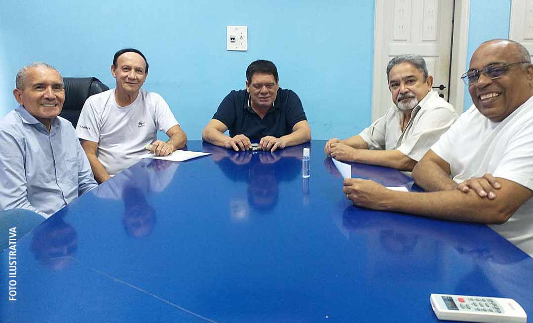 Sentados à mesa azul, emedebistas comemoram pesquisa interna que põe Marcus Alexandre como favorito à prefeitura