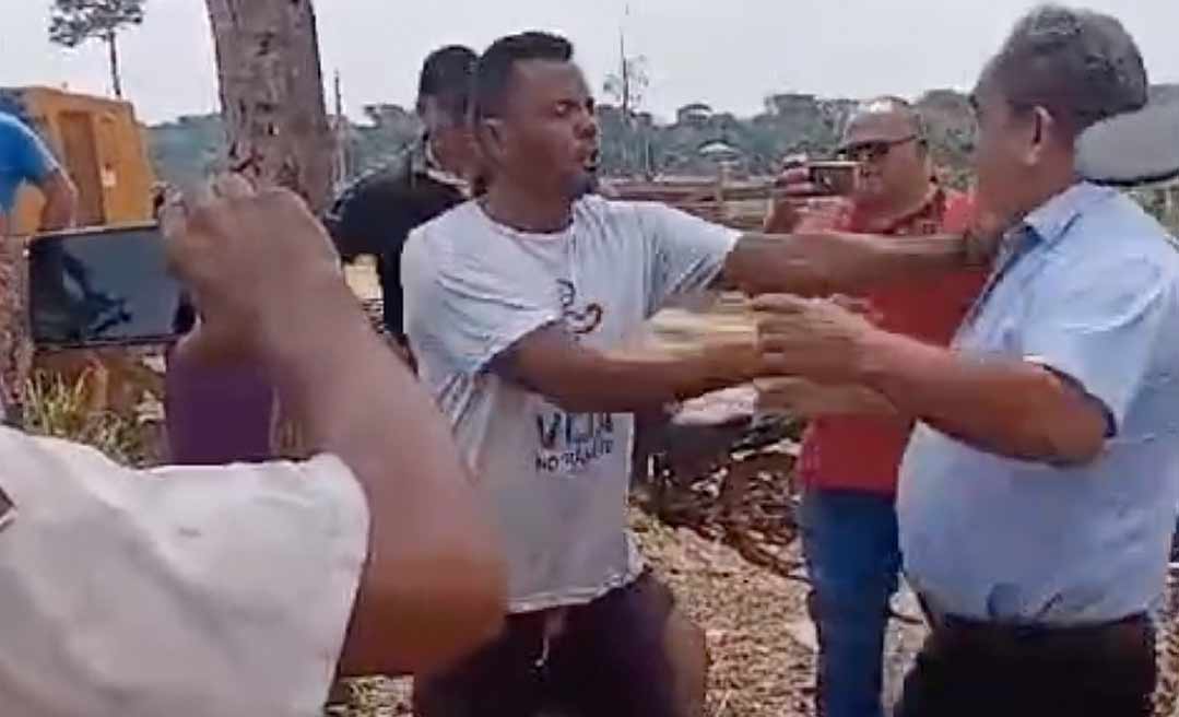 Prefeito Padeiro é empurrado e quase apanha em ramal no Bujari