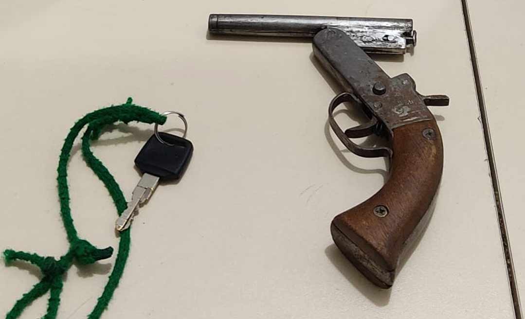 Dupla é presa com arma de fogo pela PM na região central de Rio Branco