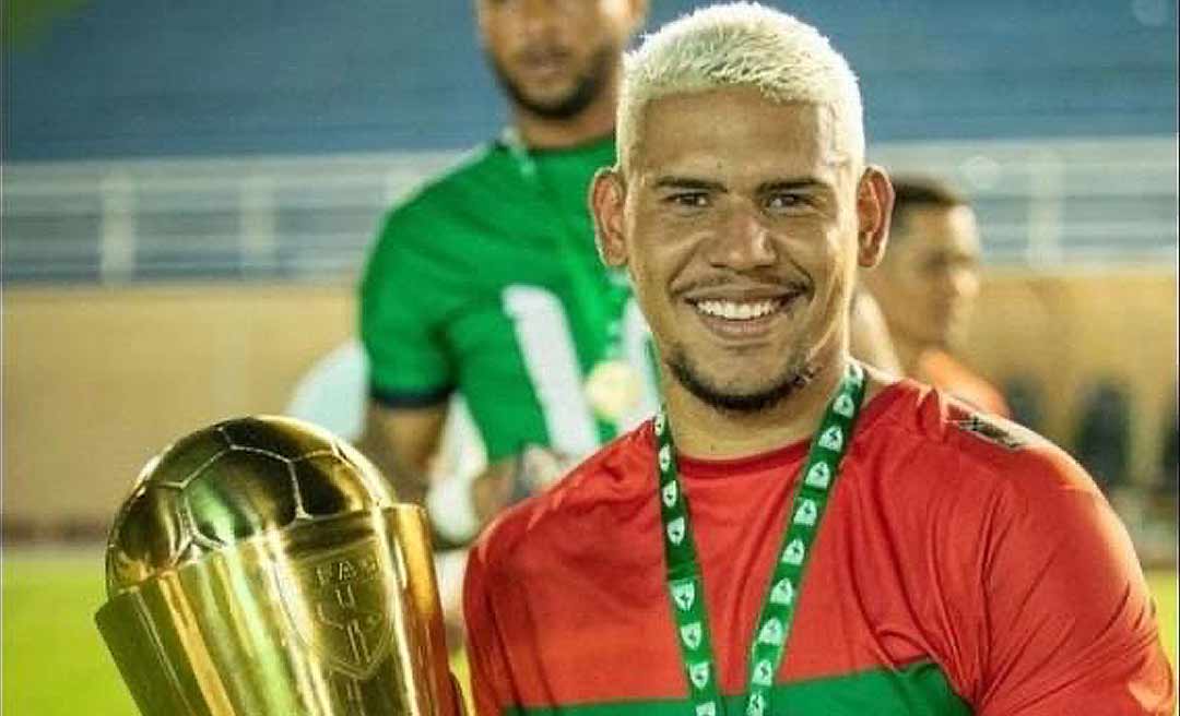 Ex-jogador de futebol de clube acreano dá soco na namorada, agride policiais e vai parar em delegacia no RJ