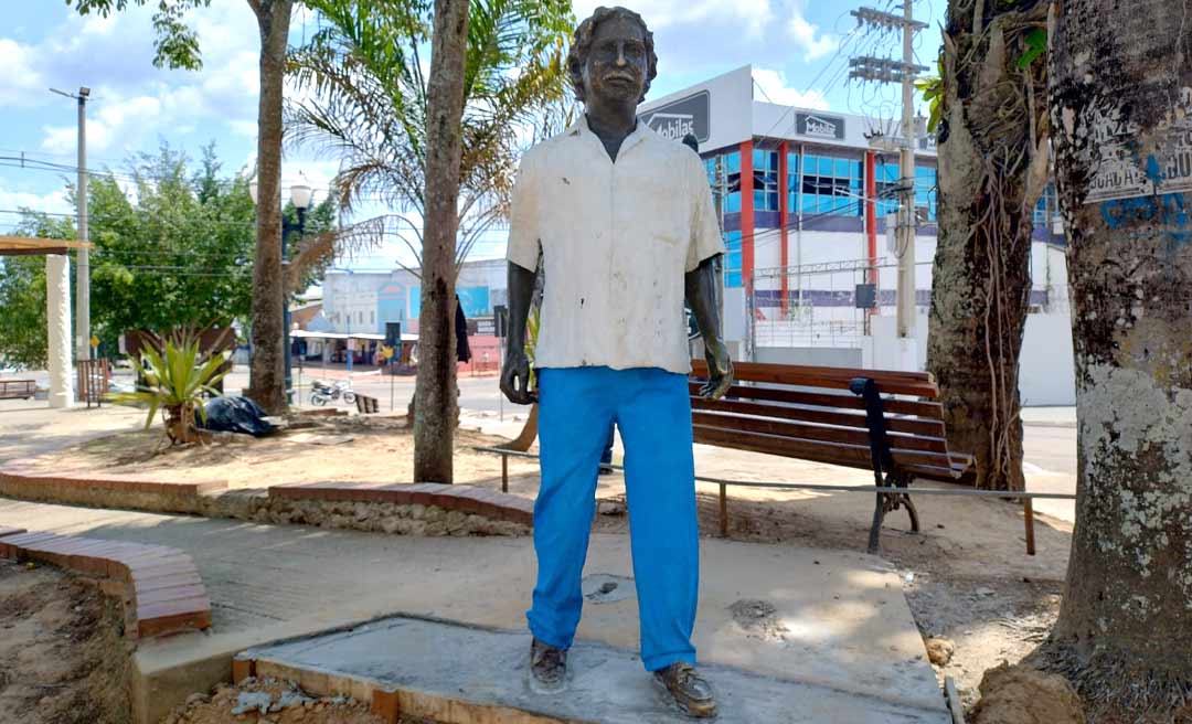Após revitalizada, estátua de Chico Mendes é reinstalada em Rio Branco