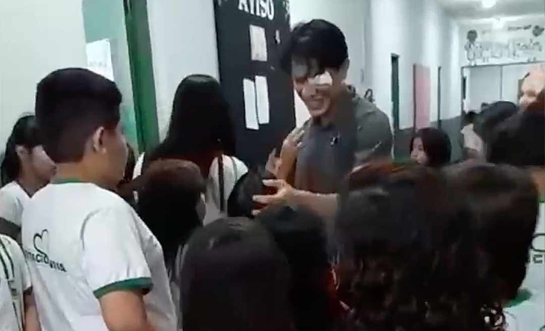 Professor Paulo Henrique retorna à sala de aula após agres​são traumática