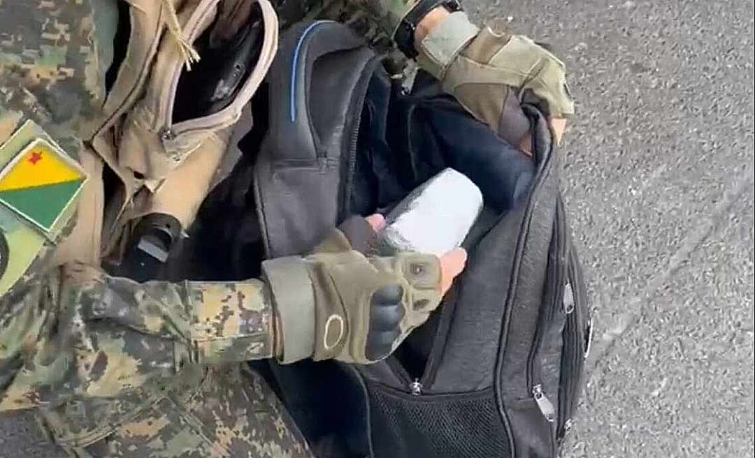 ‘Mula’ é presa com droga em mochila dentro de táxi que faz a rota Epitaciolândia – Rio Branco; prejuízo foi de R$ 80 mil para o crime organizado