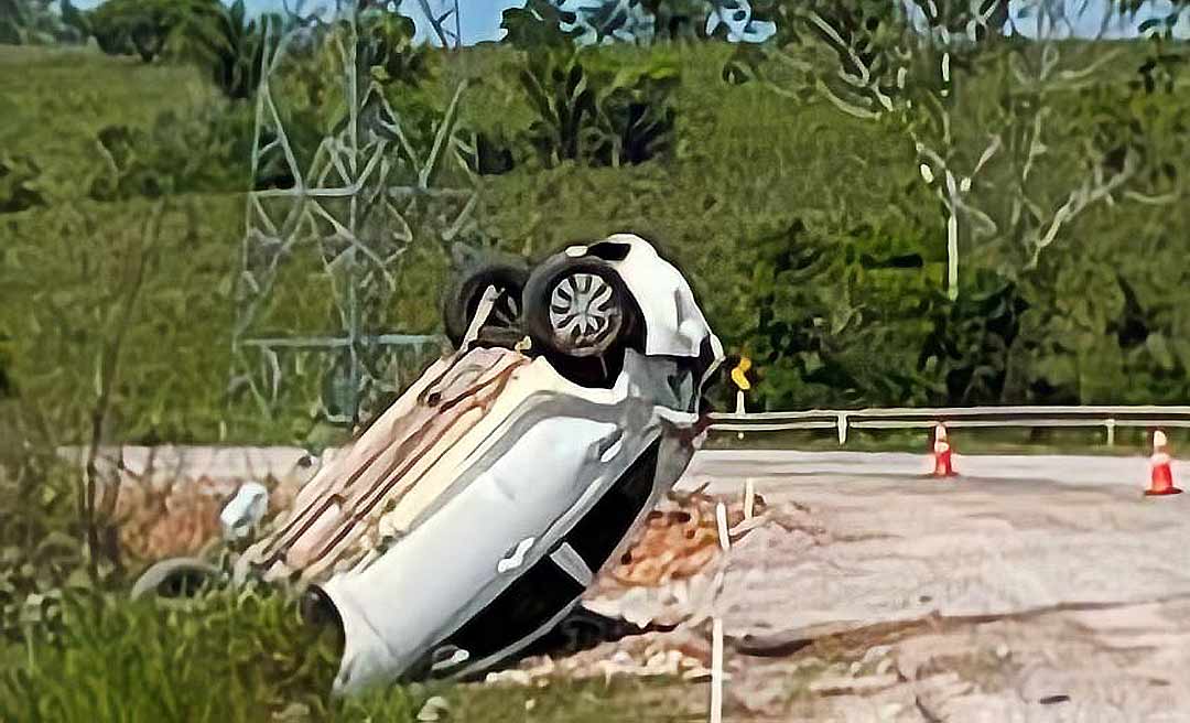 Carro capota várias vezes e fica completamente destruído na BR-317, interior do Acre