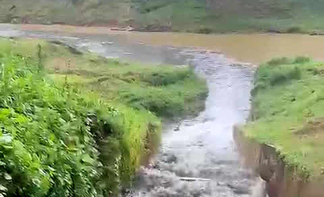 Na Capital, “cachoeira de esgoto” do Canal da Maternidade deságua no rio Acre durante temporal