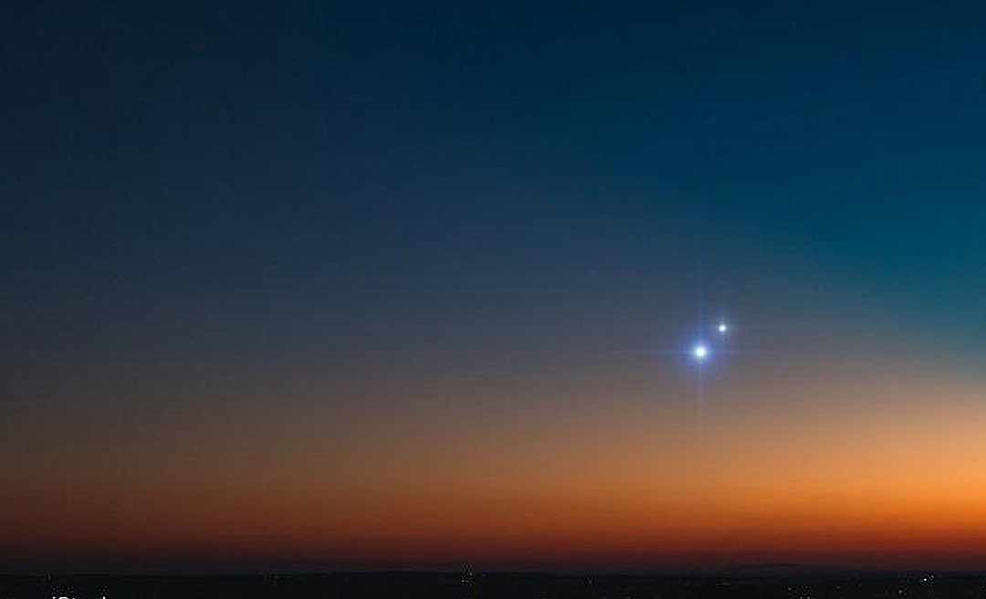 Hoje é o dia que o sol nasce mais cedo no Acre com Jupiter visto a olho nu ao anoitecer