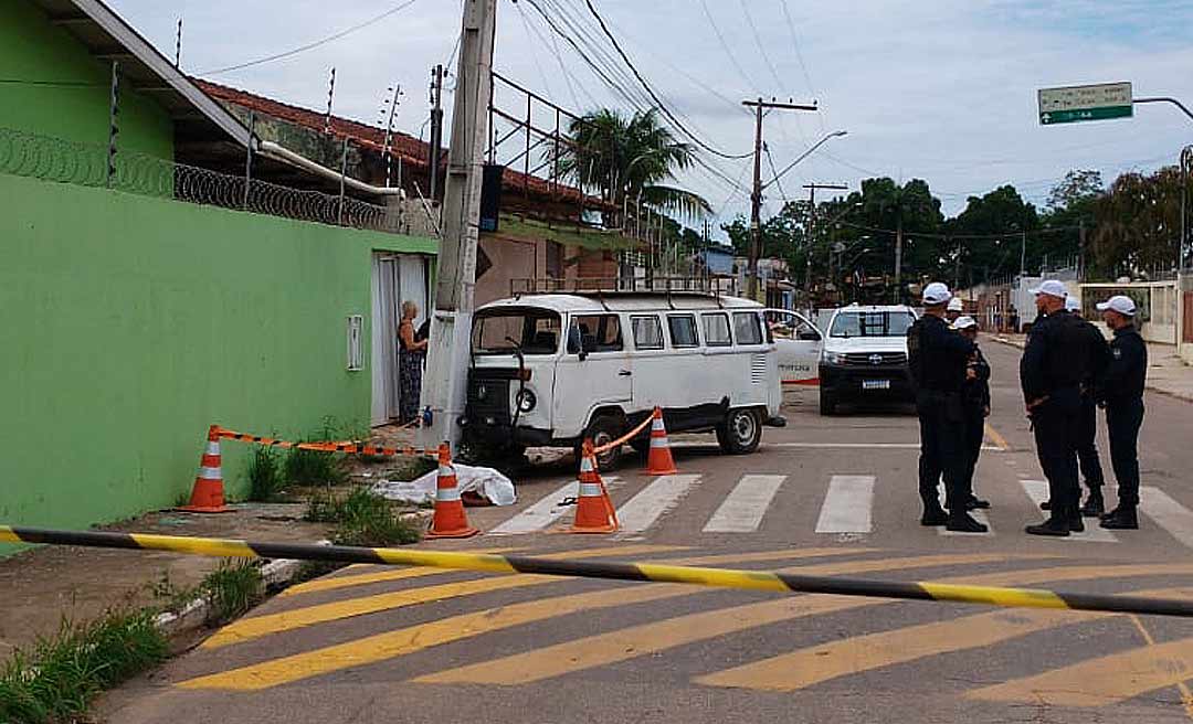 Trabalhador é atropelado por kombi durante limpeza de calçada e perde a vida