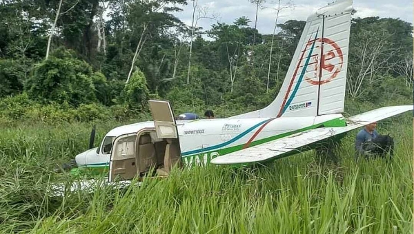 Aeronave bate em buraco durante o pouso no aeroporto de Marechal Thaumaturgo e sai da pista