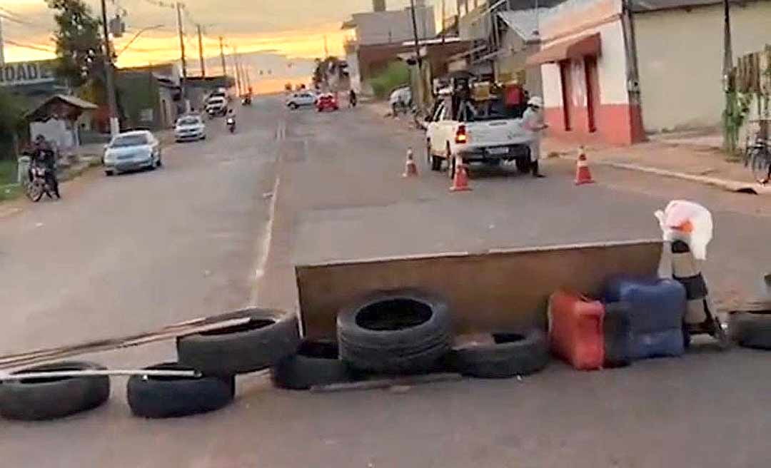 Pedindo quebra-molas e recuperação de rua, moradores da Vila Betel fecham Estrada do Calafate
