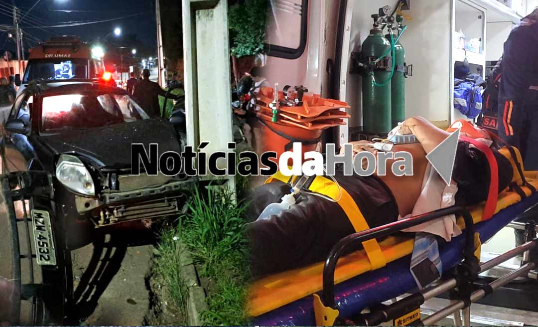 Homem vai pegar celular que caiu no ‘chão’ do veículo e acaba batendo em poste