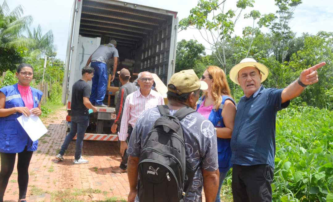Bocalom acompanha entrega de móveis e eletrodomésticos às vítimas das cheias dos rios e igarapés
