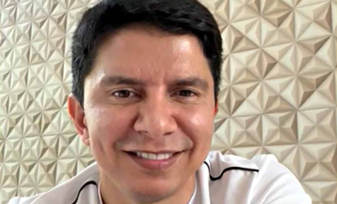 Com música e tocando violão, Jenilson ironiza pesquisa para prefeito e Senado: “Nada do que foi será de novo do jeito que já foi um dia”