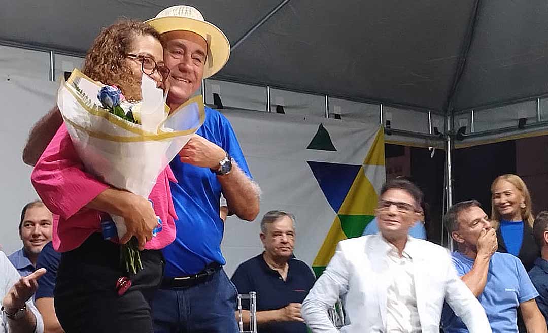 Em inauguração da revitalização da Via Chico Mendes, Ilzamar, viúva de Chico Mendes, elogia Bocalom e recebe buquê do prefeito