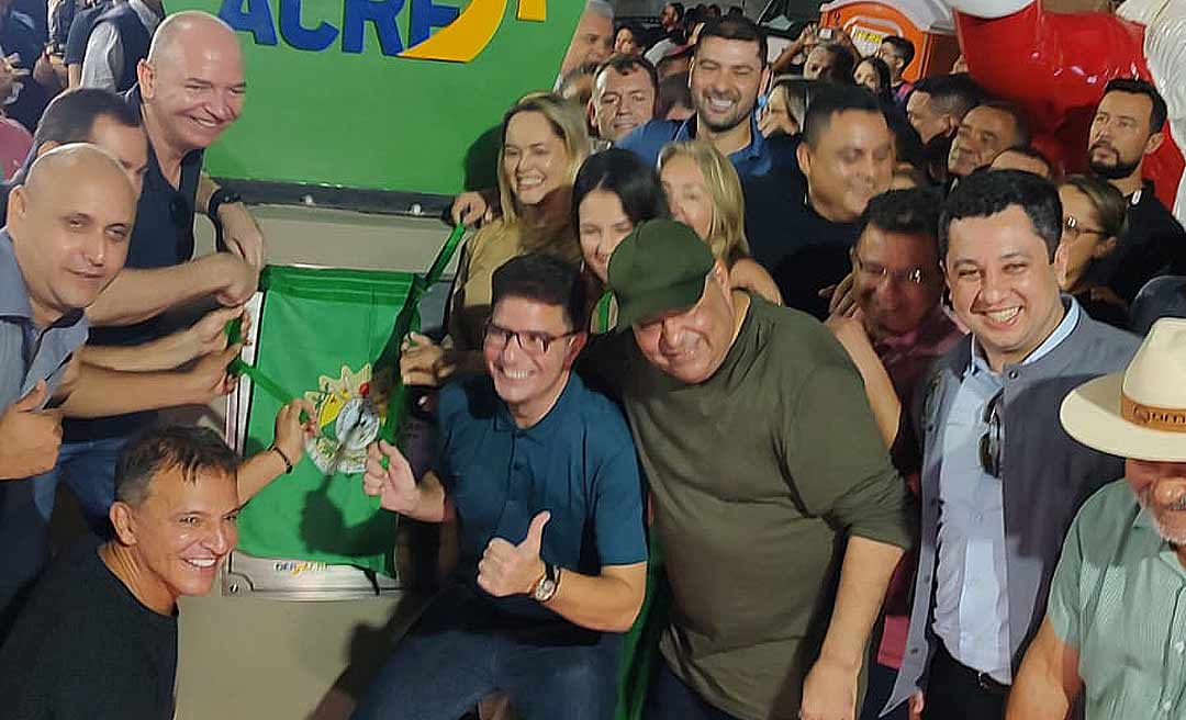 Ponte foi inaugurada, mas Mazinho Serafim não cumpriu a promessa de atravessá-la de saia; ele foi de calça