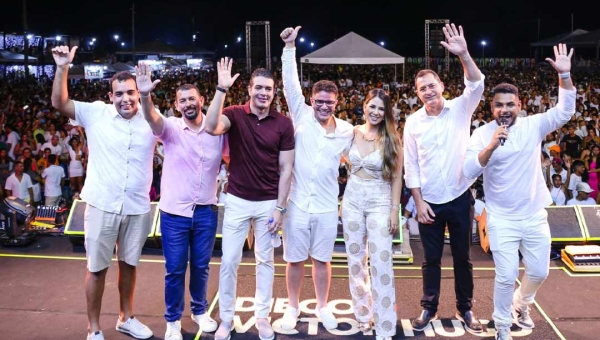 Governador Gladson Cameli celebra com o povo do Juruá a chegada de 2024