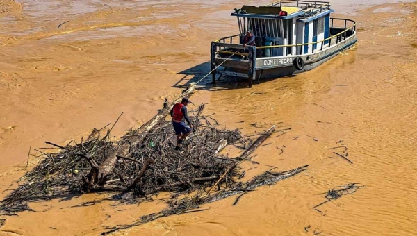 Deracre inicia retirada de balseiros de pontes sobre o Rio Acre