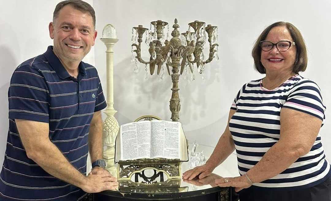 Em cenário com Bíblia Sagrada aberta, Vanda Milani fecha apoio à pré-candidatura de Alysson Bestene